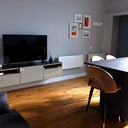 Cozy Renovated Comfort In Isola Апартаменты