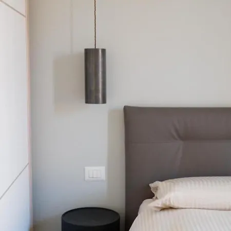 Апартаменты Cozy Renovated Comfort In Isola